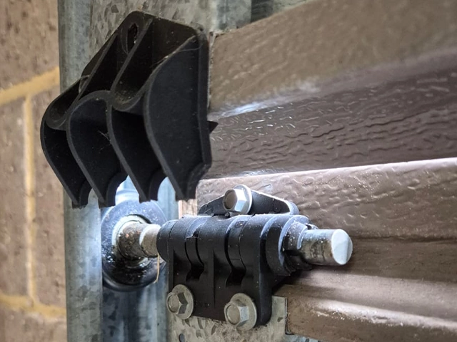 Cracked panel hinge before the repair
